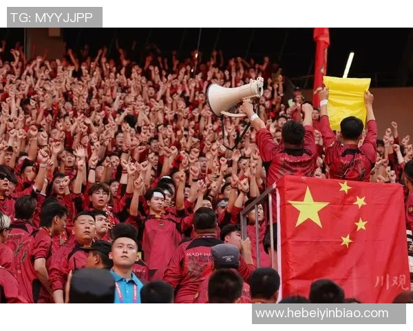 足球场突发爆炸事件引发恐慌球迷安全受到严重威胁与关注